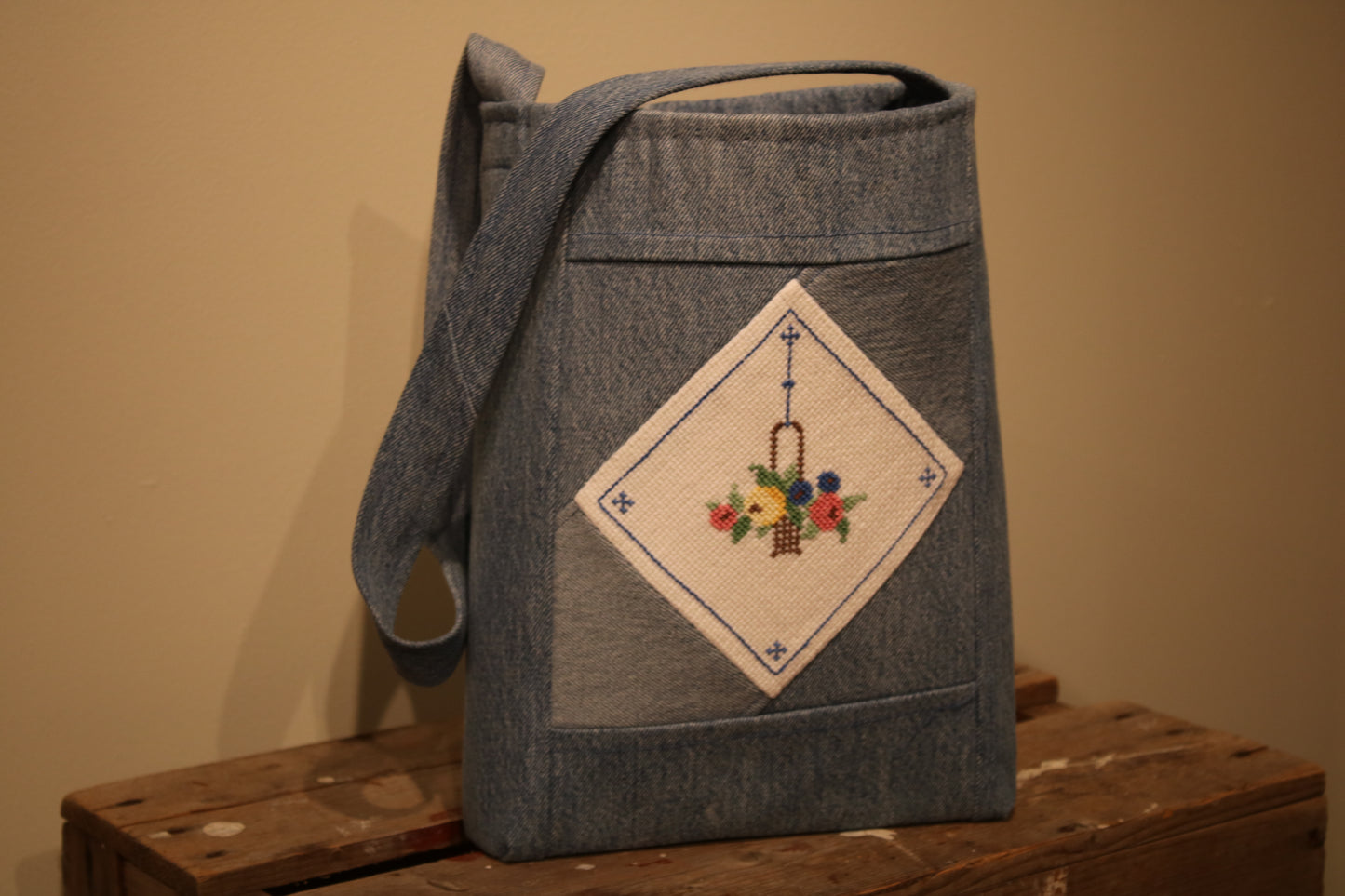 Skulderveske med brodert design